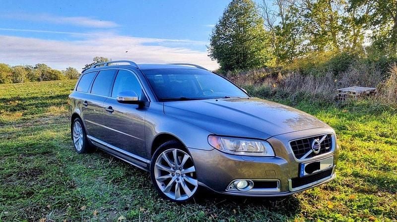 Grå Begagnad 2008 Volvo V70 R-Design Kombi | 71 000 kr (Lite dyr) - Bild 1/4