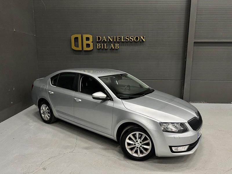 Silver Begagnad 2013 Skoda Octavia Ambition Halvkombi | 49 800 kr (Bra pris) - Bild 1/4