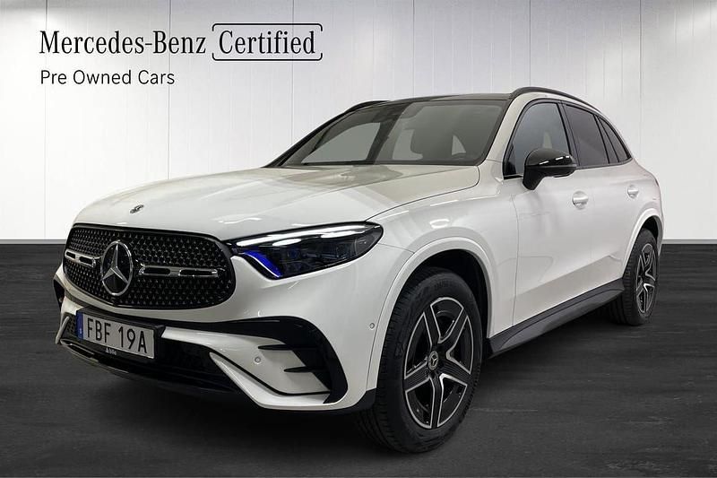 Vit Begagnad 2023 Mercedes GLC300e AMG SUV | 699 900 kr (Marknadspris) - Bild 1/4