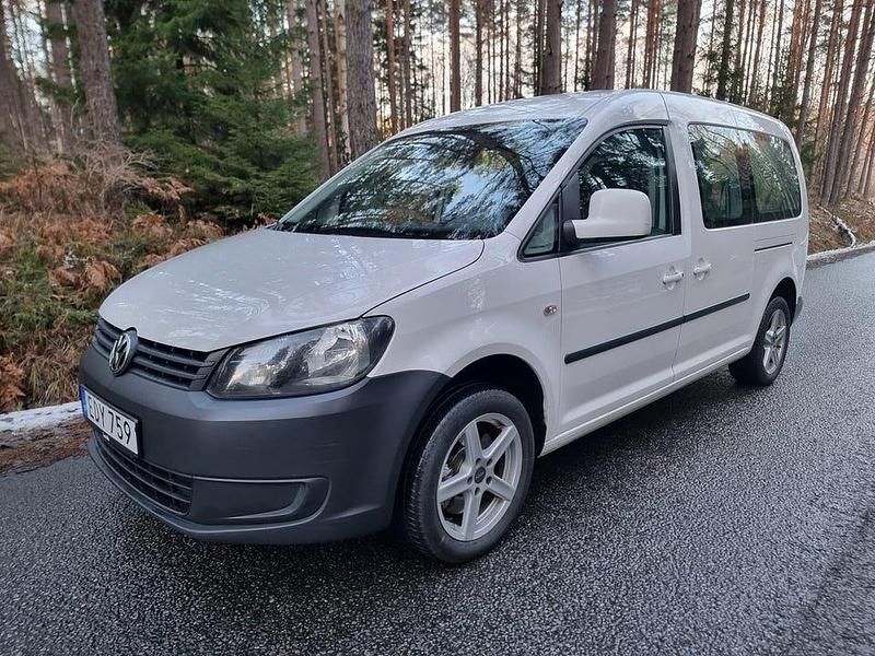 Vit Begagnad 2015 VW Caddy Maxi Life S Minibuss | 139 900 kr (Superpris) - Bild 1/4