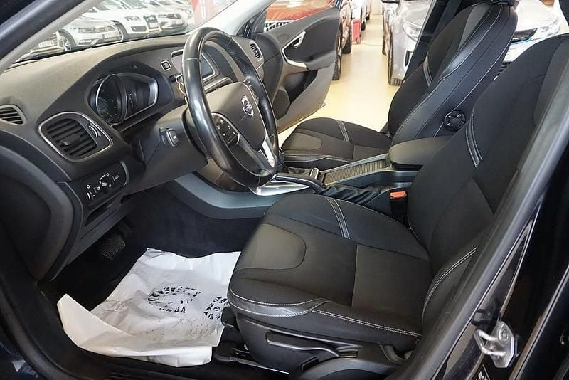 Begagnad Volvo V40 Momentum 150 HK (110 kW) 2015 Svart Halvkombi