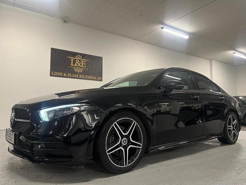 Svart Begagnad 2019 Mercedes A200 AMG Sedan | 249 900 kr (Marknadspris) - Bild 1/4