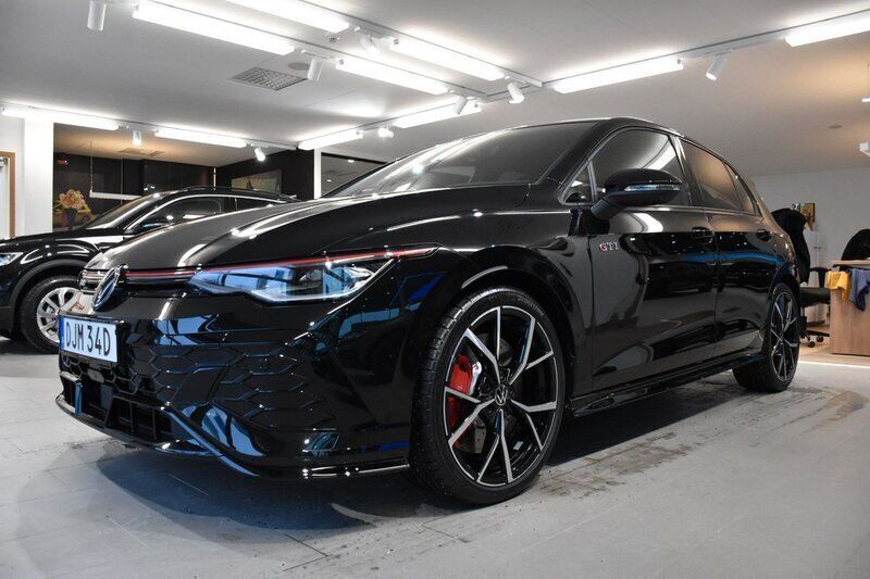 Svart (grenadilla black metallic) Ny 2024 VW Golf VIII GTI Clubsport Halvkombi | 416 400 kr (Marknadspris) - Bild 1/3