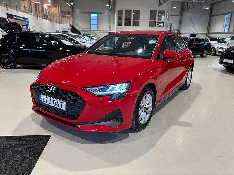 Röd Begagnad 2024 Audi A3 Sportback Advanced Halvkombi | 299 500 kr (Marknadspris) - Bild 1/4
