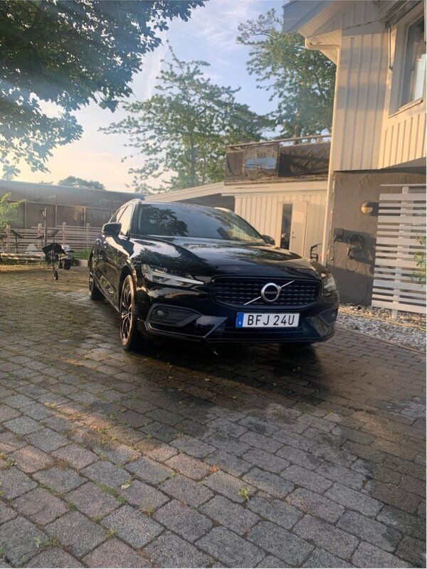 Svart Begagnad 2020 Volvo V60 Kombi | 239 000 kr (Bra pris) - Bild 1/4