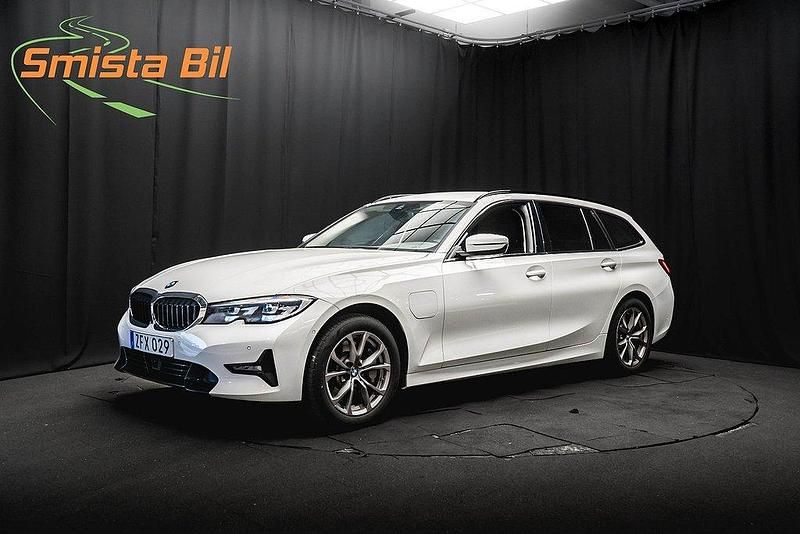 Vit Begagnad 2021 BMW 330e Shadowline Kombi | 324 900 kr (Bra pris) - Bild 1/3
