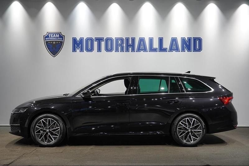 Svart Ny 2026 Skoda Octavia Selection Kombi | 359 900 kr (Marknadspris) - Bild 1/4