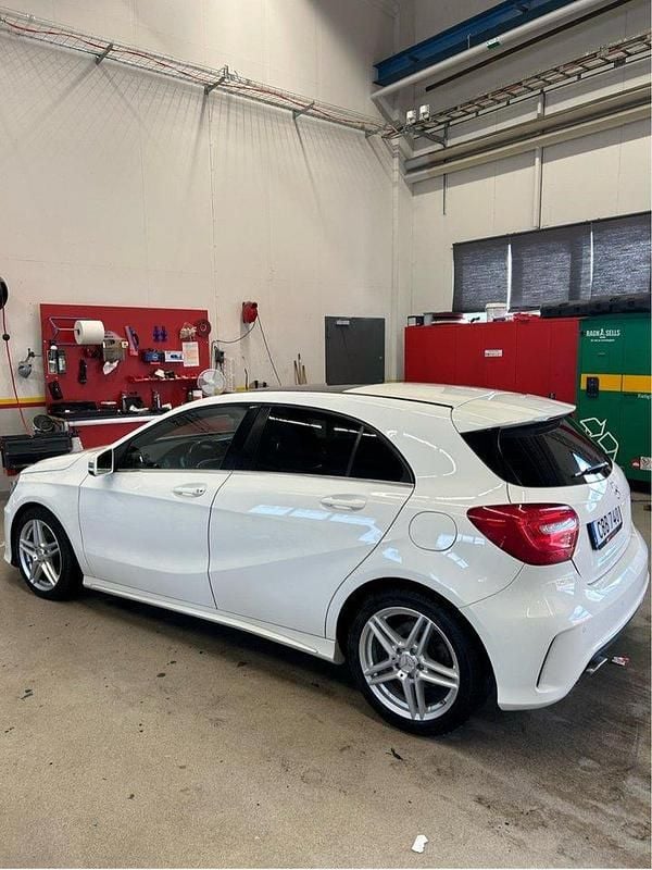 Vit Begagnad 2015 Mercedes A220 AMG line Halvkombi | 169 000 kr - Bild 1/4