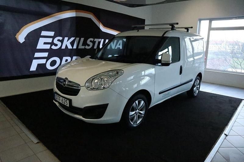 Vit Begagnad 2015 Opel Combo S Van | 69 900 kr (Marknadspris) - Bild 1/4