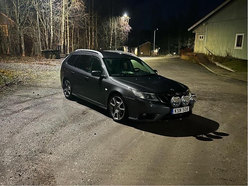 Grå Begagnad 2010 Saab 9-3 Aero Kombi | 45 000 kr (Superpris) - Bild 1/4