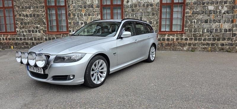 Grå Begagnad 2012 BMW 320 Kombi | 73 000 kr (Marknadspris) - Bild 1/4