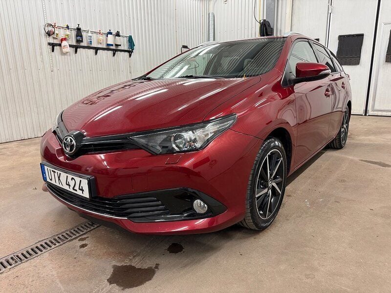 Röd Begagnad 2018 Toyota Auris Touring Sports Touch Kombi | 159 000 kr (Dyr) - Bild 1/4