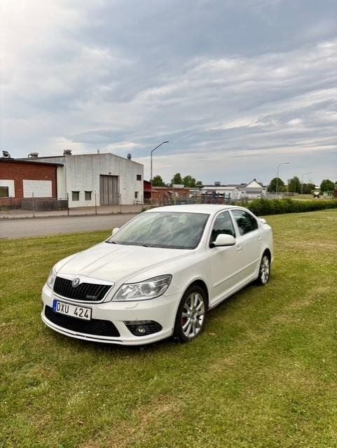 Vit Begagnad 2012 Skoda Octavia RS Halvkombi | 65 000 kr (Bra pris) - Bild 1/4