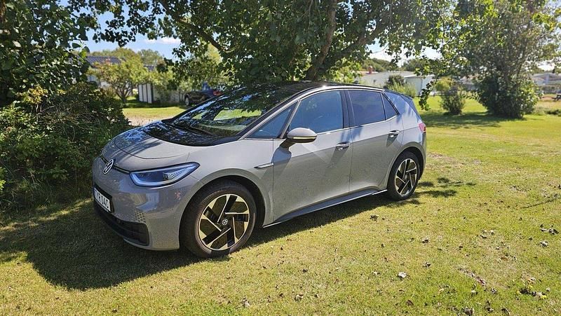 Grå Begagnad 2021 VW ID.3 Family Halvkombi | 249 000 kr (Marknadspris) - Bild 1/4