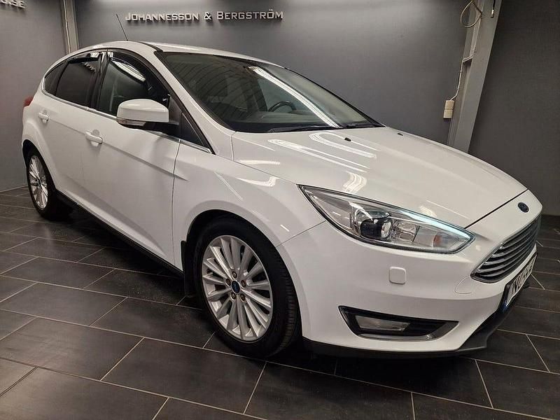 Vit Begagnad 2014 Ford Focus Titanium X Halvkombi | 109 000 kr (Marknadspris) - Bild 1/4