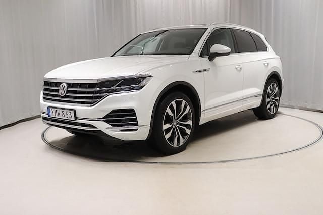 Vit Begagnad 2018 VW Touareg SUV | 369 800 kr (Marknadspris) - Bild 1/4