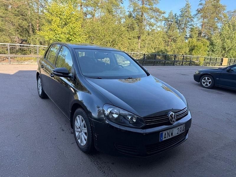 Svart Begagnad 2012 VW Golf VII Halvkombi | 64 900 kr (Superpris) - Bild 1/4