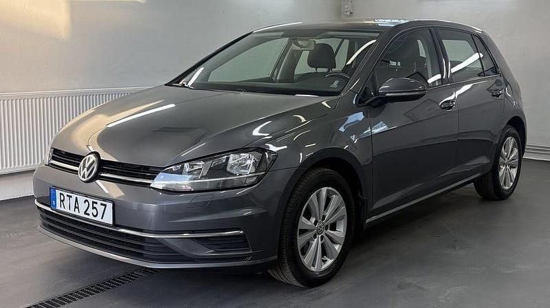 Mörkgrå Begagnad 2017 VW Golf VII Halvkombi | 99 900 kr (Bra pris) - Bild 1/4