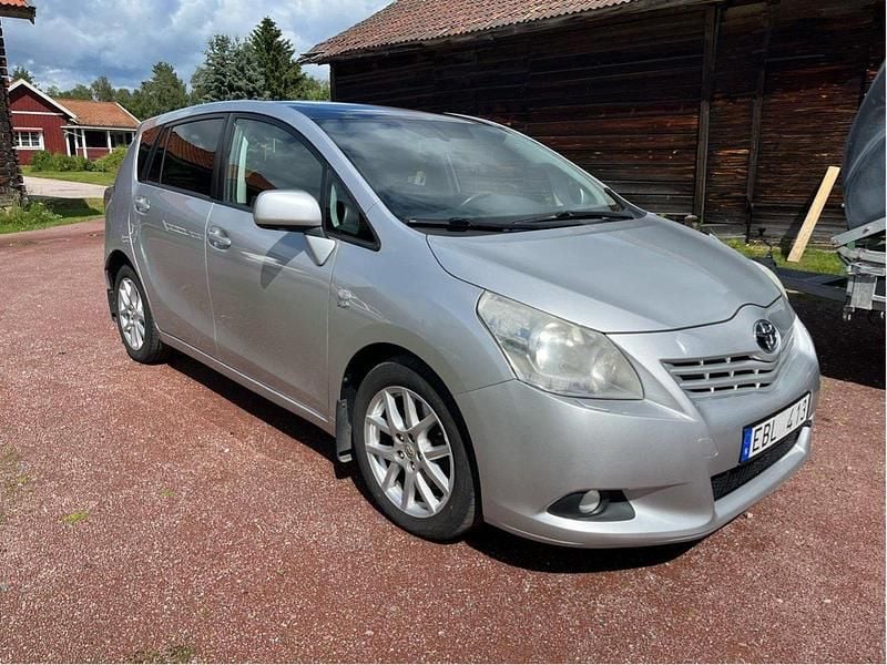Silver Begagnad 2010 Toyota Verso Minibuss | 48 000 kr (Marknadspris) - Bild 1/4