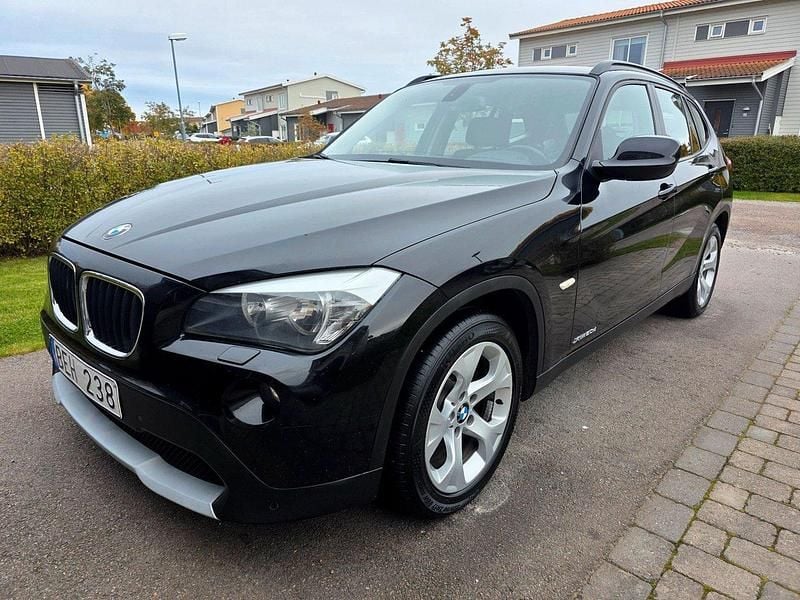Svart (svartmetallic) Begagnad 2010 BMW X1 SUV | 84 900 kr (Bra pris) - Bild 1/4