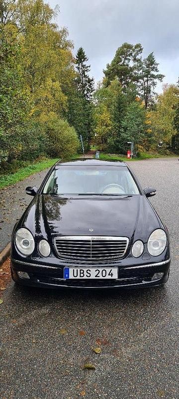 Svart Begagnad 2003 Mercedes E240 Avantgarde Sedan | 30 000 kr - Bild 1/4