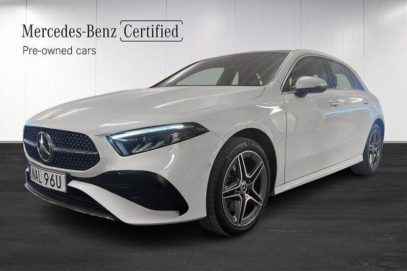 Vit Begagnad 2023 Mercedes A250 AMG Halvkombi | 359 000 kr (Marknadspris) - Bild 1/4