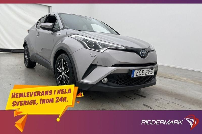 Mörkgrå (mgrå) Begagnad 2018 Toyota C-HR+ Executive SUV | 194 800 kr (Marknadspris) - Bild 1/3