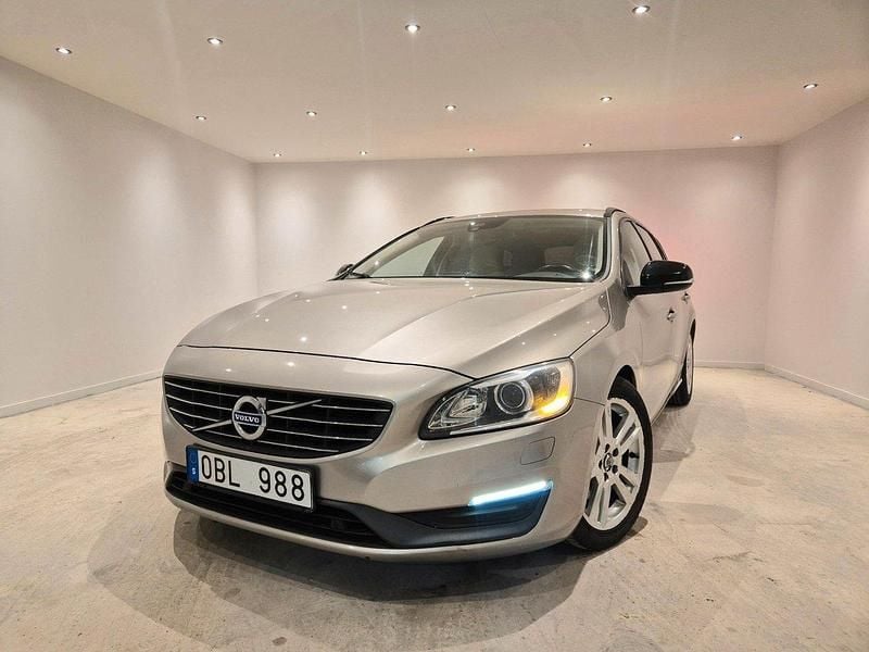 Ljusbrun Begagnad 2013 Volvo V60 Summum Kombi | 129 900 kr (Marknadspris) - Bild 1/4