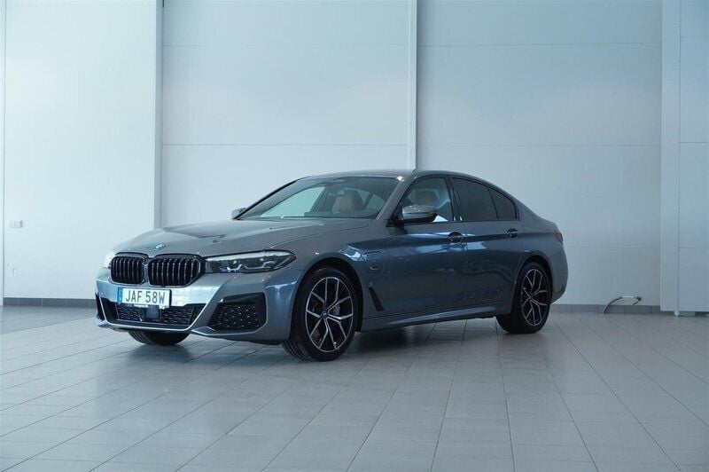 Grå/silver Begagnad 2023 BMW 545e M Sport Sedan | 629 900 kr (Bra pris) - Bild 1/4