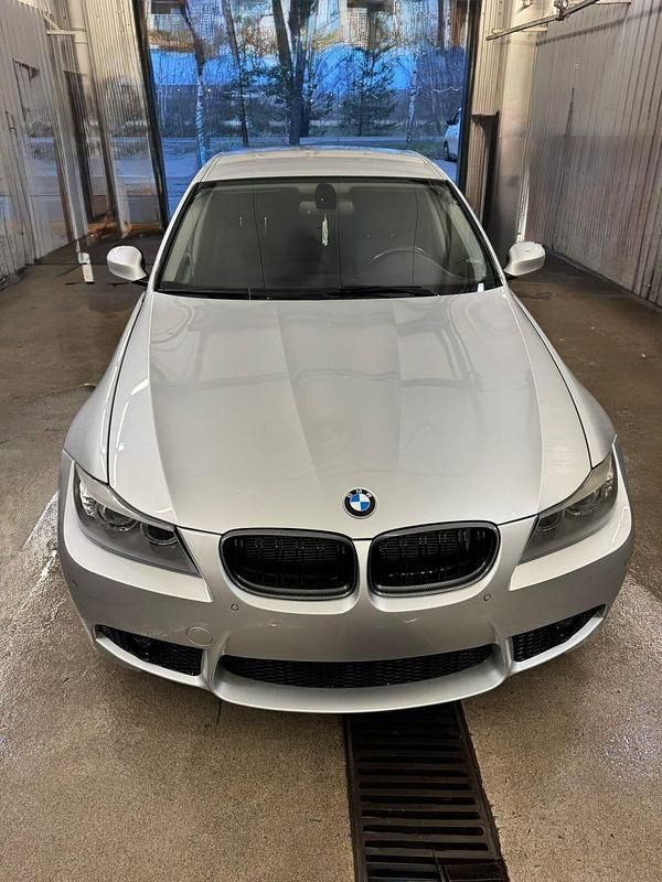 Begagnad 2011 BMW 320 Sedan | 85 000 kr (Marknadspris) - Bild 1/4