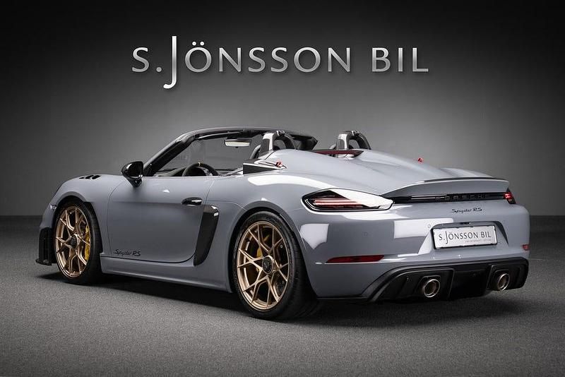 Begagnad Porsche 718 Spyder 501 HK (368 kW) 2024 Grå (arctic grey) Cab