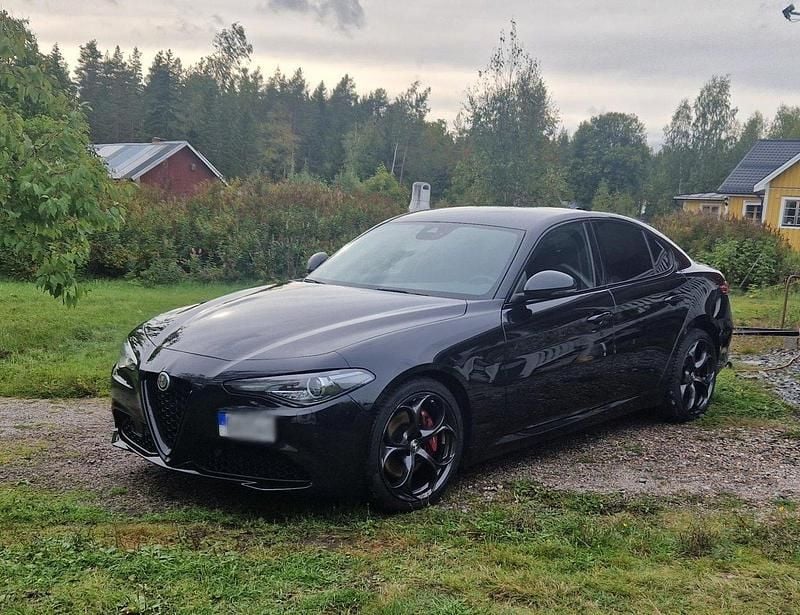 Begagnad Alfa Romeo Giulia Tech Edition 200 HK (147 kW) 2019 Svart Sedan