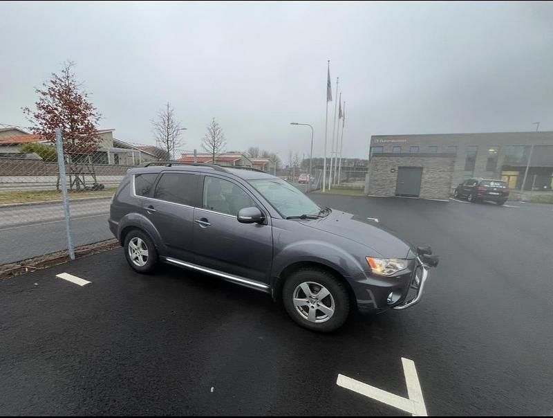 Grå Begagnad 2012 Mitsubishi Outlander SUV | 115 000 kr (Dyr) - Bild 1/3