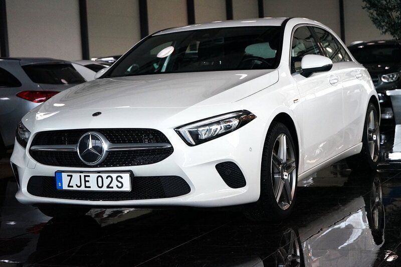 Vit Begagnad 2020 Mercedes A250 Halvkombi | 215 500 kr (Bra pris) - Bild 1/4