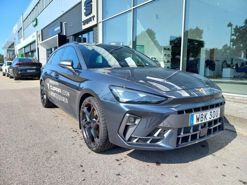 Mörkgrå (magnetic tech metallic) Begagnad 2025 Cupra Leon Kombi | 349 900 kr (Lite dyr) - Bild 1/4