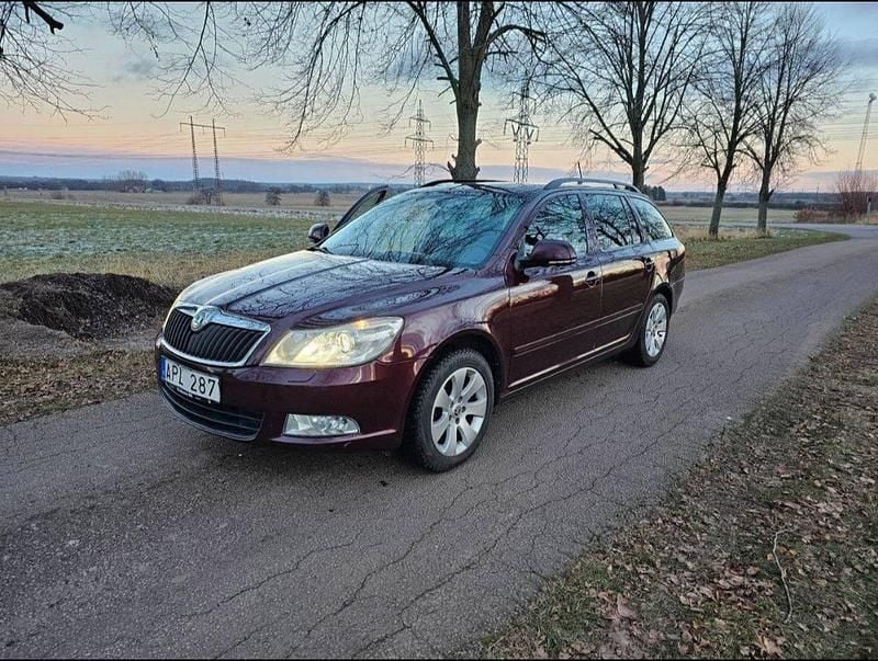 Röd Begagnad 2013 Skoda Octavia Kombi | 85 000 kr (Marknadspris) - Bild 1/4