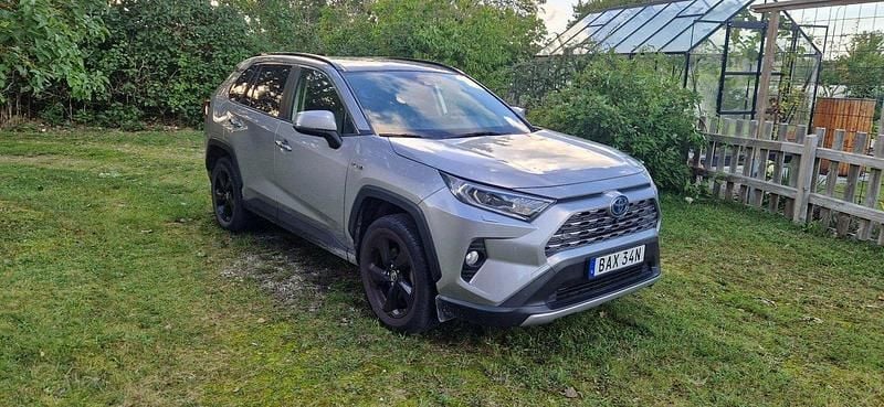 Silver Begagnad 2021 Toyota RAV4 Hybrid Executive SUV | 365 000 kr (Marknadspris) - Bild 1/4