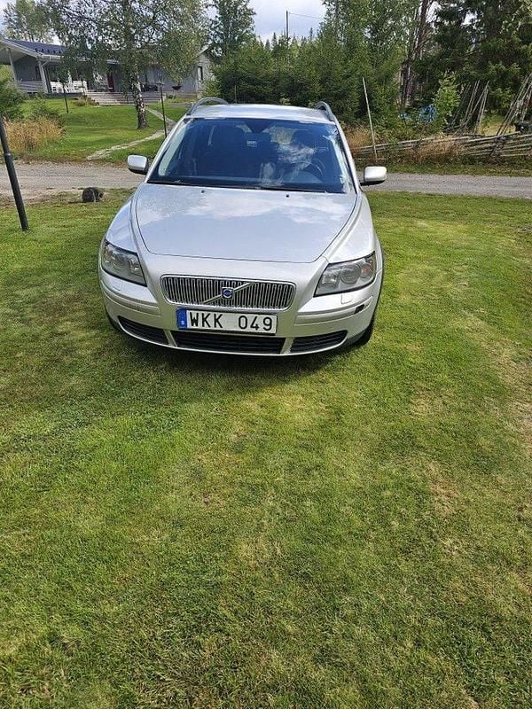 Grå Begagnad 2005 Volvo V50 Kombi | 11 000 kr (Bra pris) - Bild 1/4
