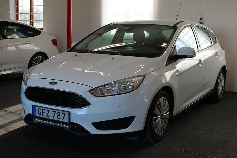 Vit Begagnad 2017 Ford Focus Trend Halvkombi | 84 900 kr (Marknadspris) - Bild 1/4
