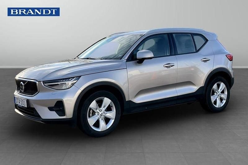 Grå Begagnad 2023 Volvo XC40 Core SUV | 279 900 kr (Marknadspris) - Bild 1/4