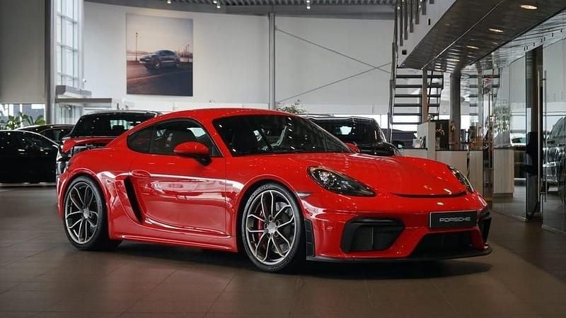 Röd Begagnad 2021 Porsche 718 Cayman GT4 Sportkupé | 1 149 000 kr (Marknadspris) - Bild 1/4