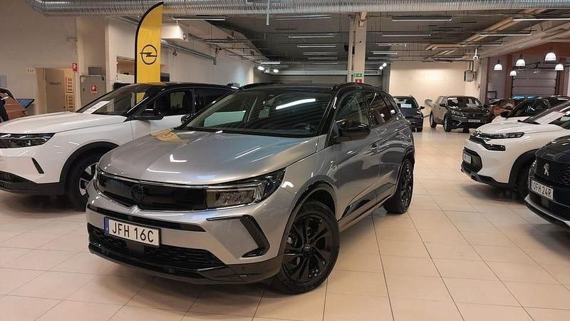 Grå (gråmetallic) Begagnad 2024 Opel Grandland X SUV | 254 900 kr (Marknadspris) - Bild 1/4