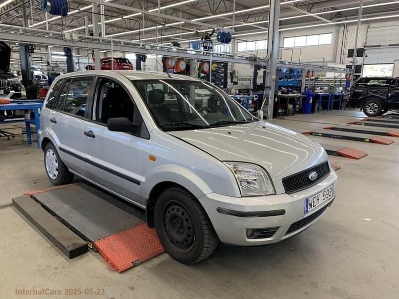 Silver Begagnad 2005 Ford Fusion Halvkombi | 10 000 kr (Superpris) - Bild 1/4