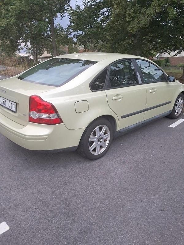 Begagnad 2004 Volvo S40 Sedan | 20 000 kr (Bra pris) - Bild 1/4