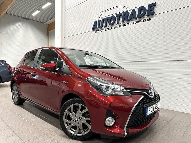 Röd Begagnad 2017 Toyota Yaris Hybrid Active Halvkombi | 162 900 kr (Marknadspris) - Bild 1/4