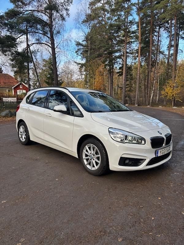 Vit Begagnad 2017 BMW 218 Active Tourer Advantage Minibuss | 155 000 kr (Marknadspris) - Bild 1/4