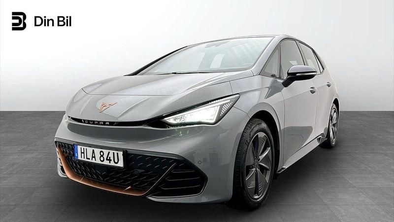 Ljusgrå Begagnad 2023 Cupra Born Halvkombi | 239 900 kr (Bra pris) - Bild 1/4