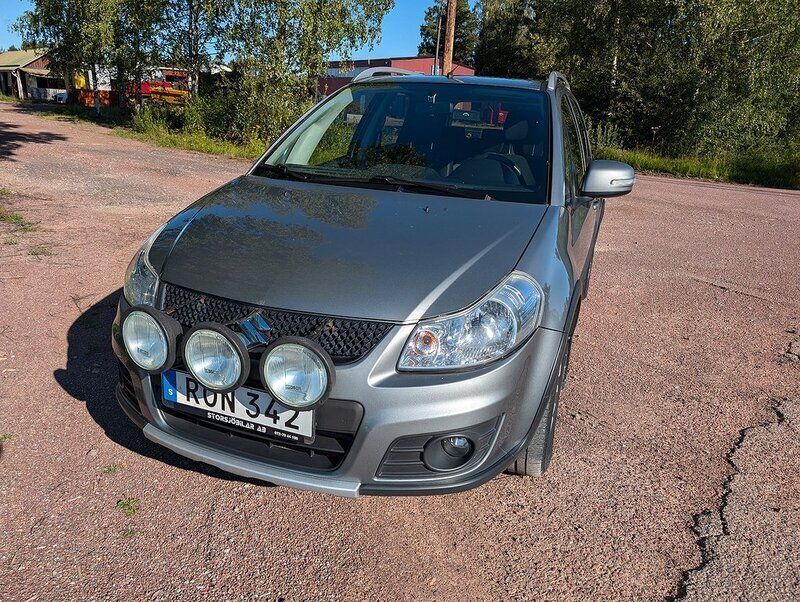 Mörkgrå (grå) Begagnad 2014 Suzuki SX4 Halvkombi | 69 900 kr (Marknadspris) - Bild 1/4
