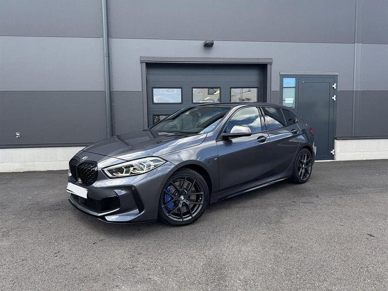 Begagnad 2020 BMW M135 M Sport Halvkombi | 389 900 kr (Marknadspris) - Bild 1/4