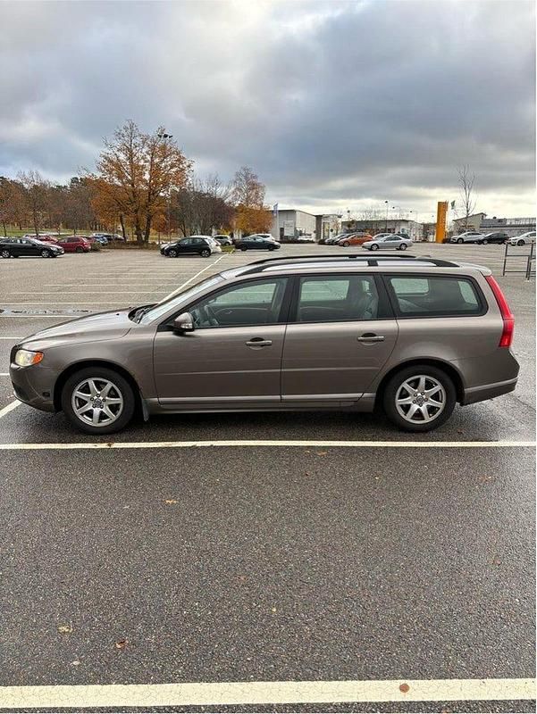 Begagnad Volvo V70 Momentum 146 HK (107 kW) 2009 Grå Kombi